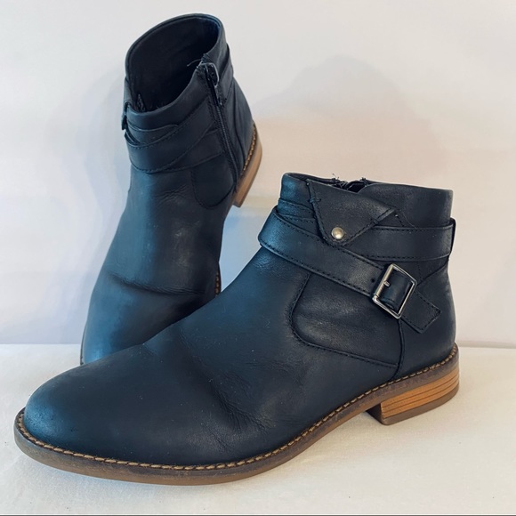 Clarks black leather strappy booties / size 7.5 - Picture 1 of 6